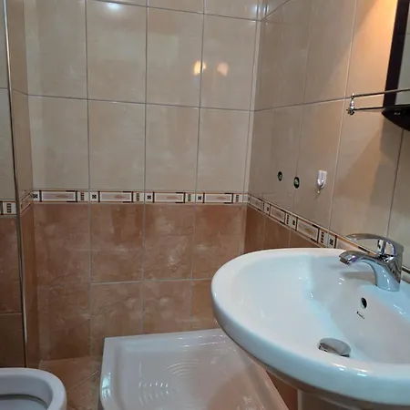 Modern , Quiet , Family Friendly & Fully Furnished Lejlighed