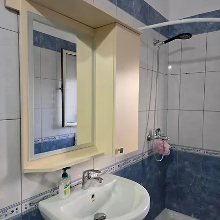 Modern , Quiet , Family Friendly & Fully Furnished