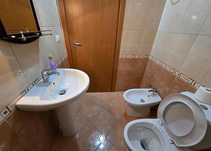 Modern , Quiet , Family Friendly & Fully Furnished Apartamento