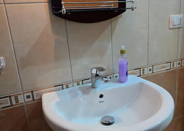 Modern , Quiet , Family Friendly & Fully Furnished Apartamento